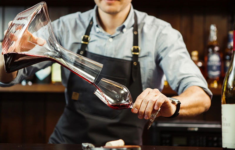 Cách Cho Rượu Vang Thở Bằng Decanter